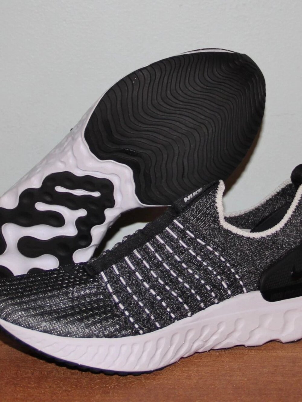 Nike React Phantom Run Flyknit 2 Black White Women’s Size 7.5 CJ0280-002